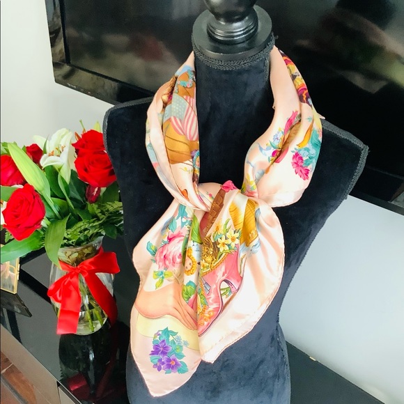 GUCCI silk scarf ~ VERY LOVELY print 💙❤️💜 - Picture 2 of 16